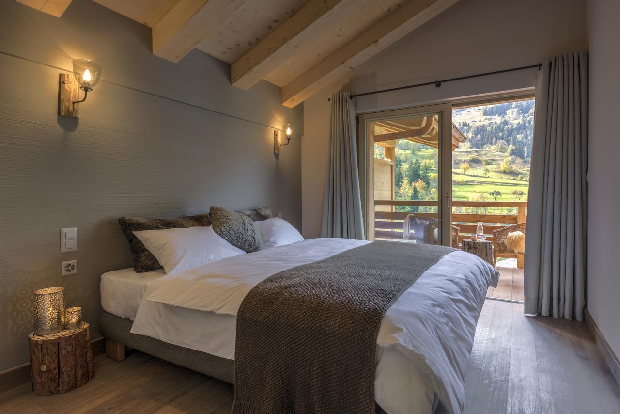 A Larze Hotel