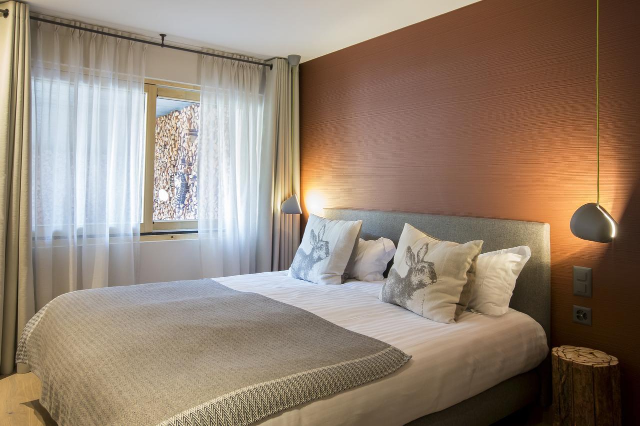A Larze Hotel